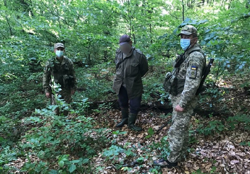 На Закарпатті затримали одного з трьох контрабандистів, що намагалися перекинути сигарети через паркан на кордоні (ФОТО)