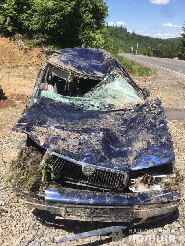 Поліція з'ясовує всі обставини загибелі водія, що перекинувся на Закарпатті в урвище заввишки близько 7 м (ФОТО)