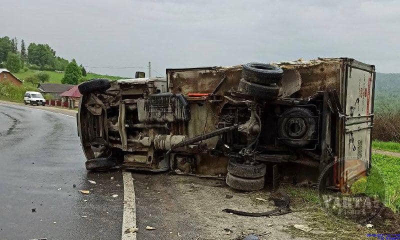 На Львівщині вантажівка з Закарпаття зіткнулася з BMW (ФОТО)