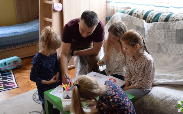 Родина прикордонника Василя Шіпоша заснувала перший дитбудинок на Великоберезнянщині (ВІДЕО)