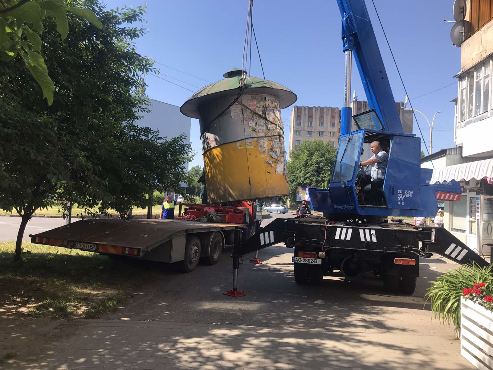 В Ужгороді демонтували самовільно встановлену тимчасову металеву споруду (ФОТО)