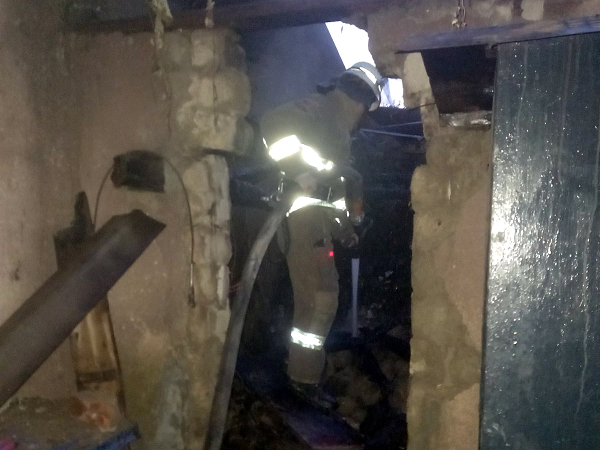 У Мукачеві, поки власники вночі спали в будинку, загорілася літня кухня (ФОТО)