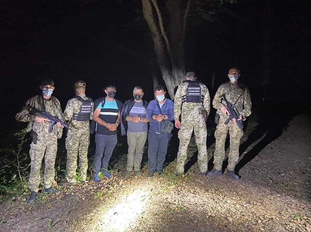 Поблизу Оноківців на Закарпатті затримали групу нелегалів, що прямували у Німеччину (ФОТО)