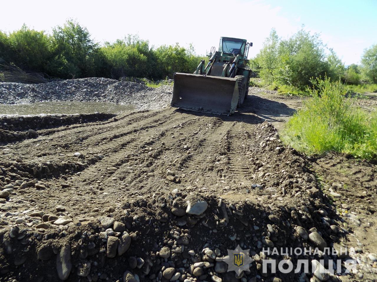 На Хустщині припинили незаконний видобуток піщано-гравійної суміші з річки (ФОТО)