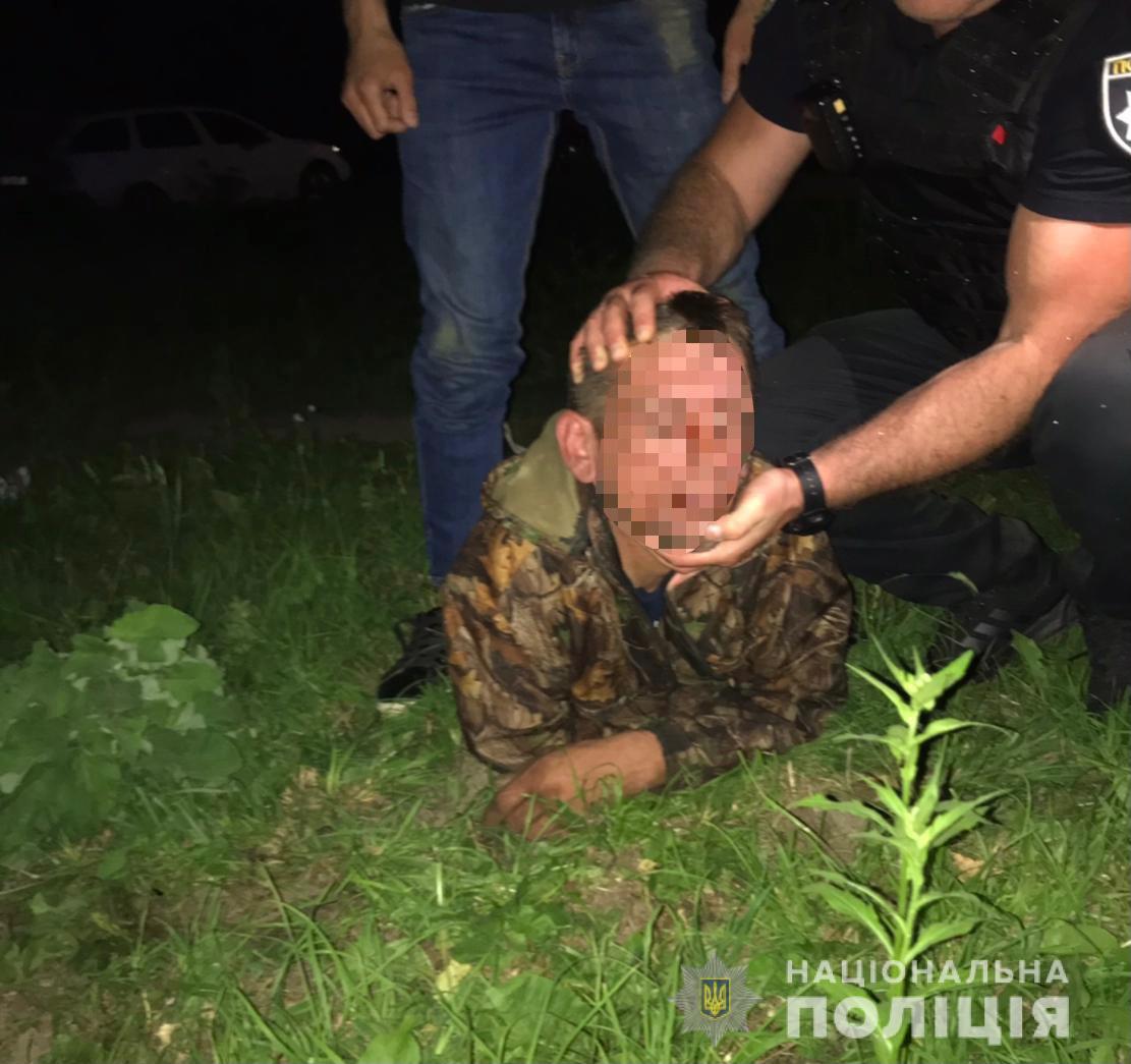 В Ужгороді вночі "на гарячому" затримали раніше судимого чоловіка, котрий викрадав кабель із телекомунікаційних люків (ФОТО)