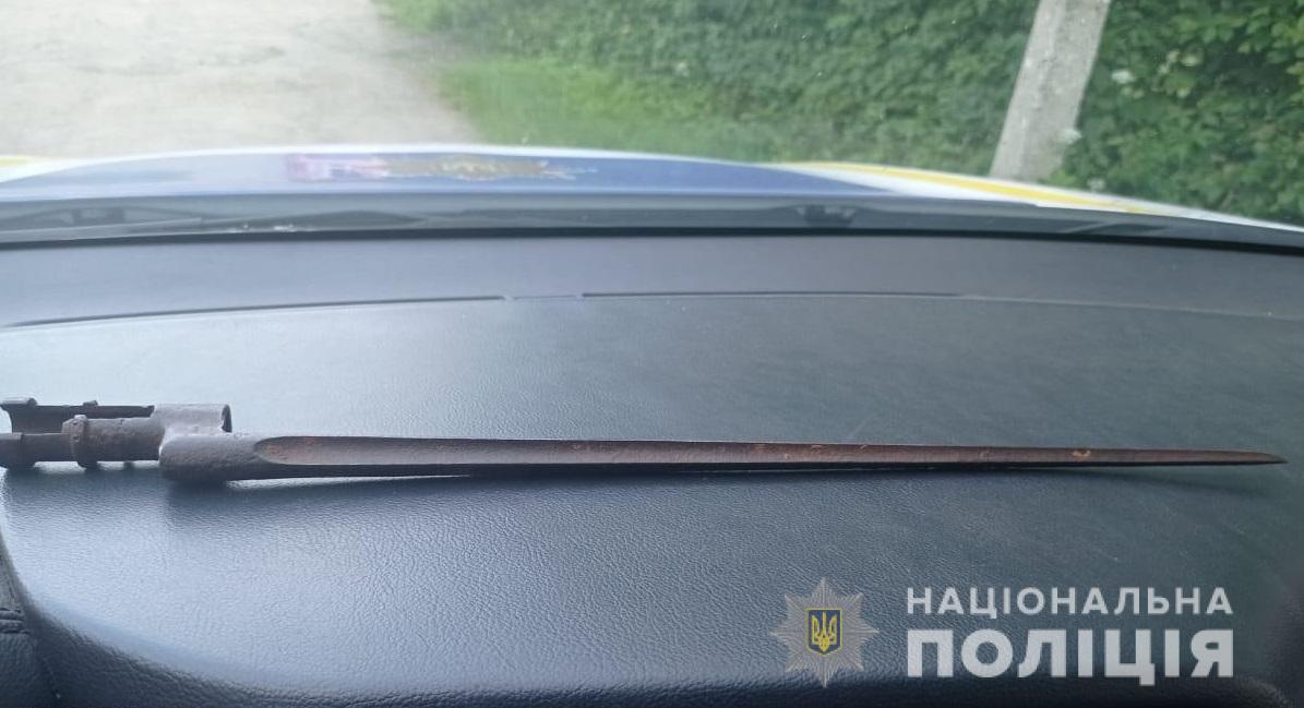 У винуватця сімейного конфлікту на Рахівщині вилучили штик-ніж (ФОТО)