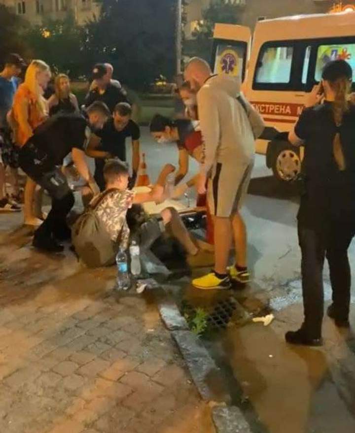 В Ужгороді хлопець та дівчина на електросамокаті виїхали з перехрестя на дорогу й потрапили під колеса авто (ФОТО)
