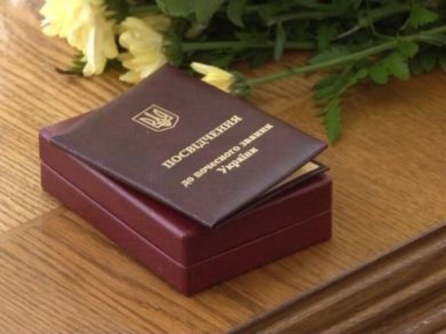 До Дня Конституції України Зеленський зробив "почесними" 5-ох закарпатців