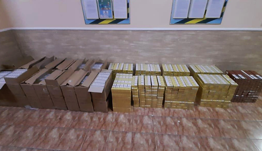 На Закарпатті контрабандисти втекли від прикордонників, покинувши біля річки 26 ящиків сигарет (ФОТО)