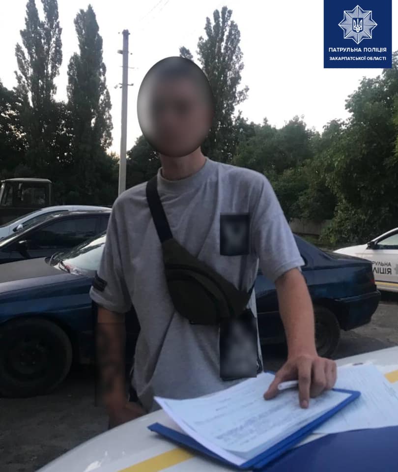 В Ужгороді неповнолітній водій вночі заїхав на клумбу, відтак зіткнувся з припаркованим авто і поїхав геть (ФОТО)