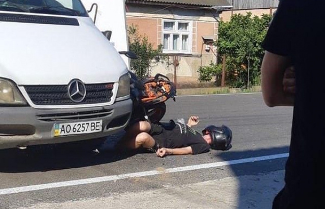 ФОТОФАКТ. На Тячівщині мотоцикл врізався у вантажівку