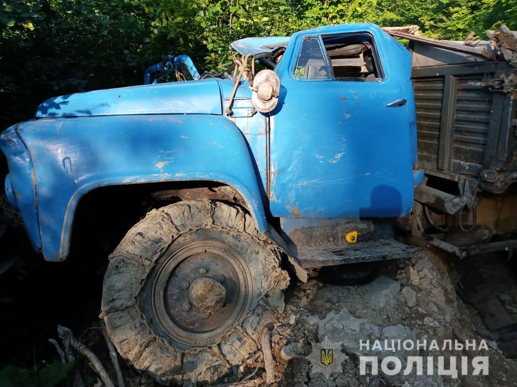 На Закарпатті вантажівка перекинулася з пагорба: одна пасажирка загинула, ще троє жінок і водій – в лікарні (ФОТО)