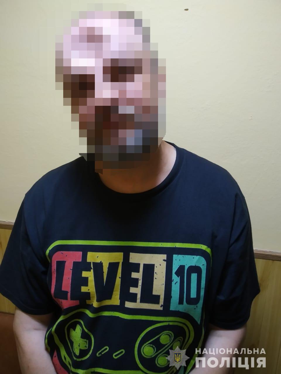 У Рахові раніше судимий чоловік вдарив на вулиці 86-річного дідуся по обличчю й відібрав у нього гроші (ФОТО) 