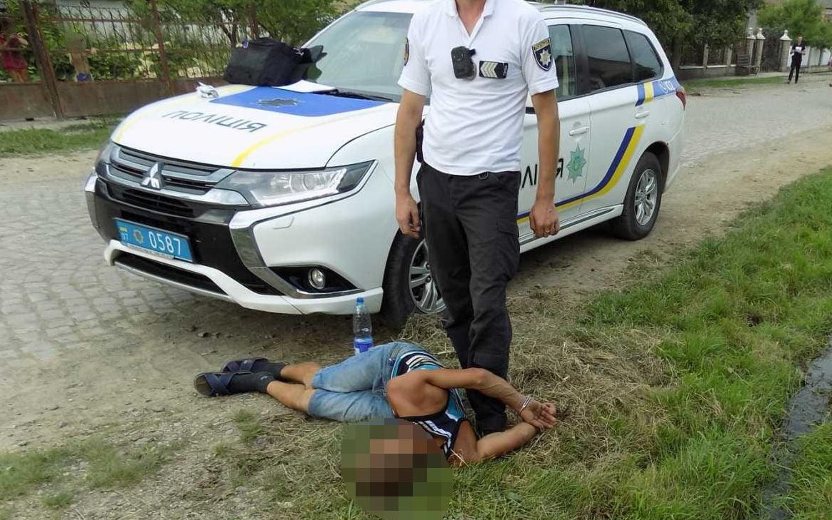 На Хустщині ревнивий молодик вдарив ножем у живіт "конкурента" (ФОТО)