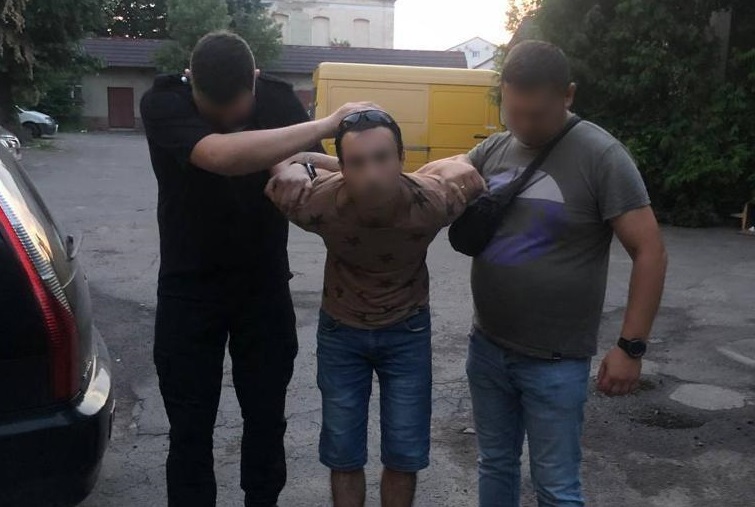 Ревнивий закарпатець порізав у Мукачеві дівчину, залишив помирати у зачиненій квартирі та намагався втекти в Одесу (ФОТО, ВІДЕО)