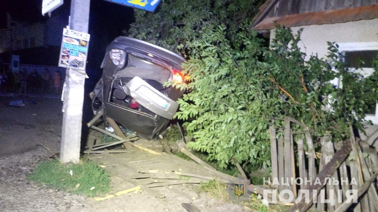 На Хустщині п'яний водій зачепив припарковане авто і наїхав на трьох пішоходів (ФОТО)