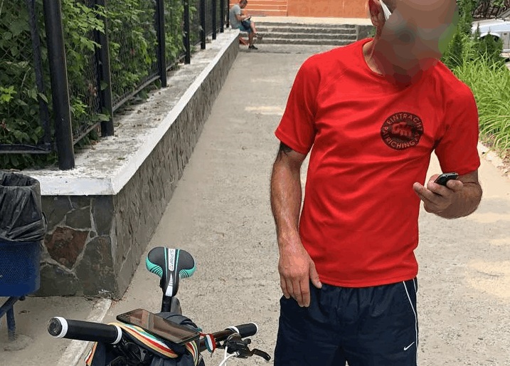 В Ужгороді рецидивіст "грайливо" пограбував малолітніх дітей (ФОТО, ВІДЕО)