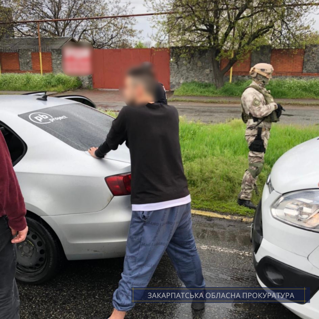 За розклеювання в Берегові листівок із закликами до міжнаціональної ворожнечі троє провокаторів постануть перед судом (ФОТО)