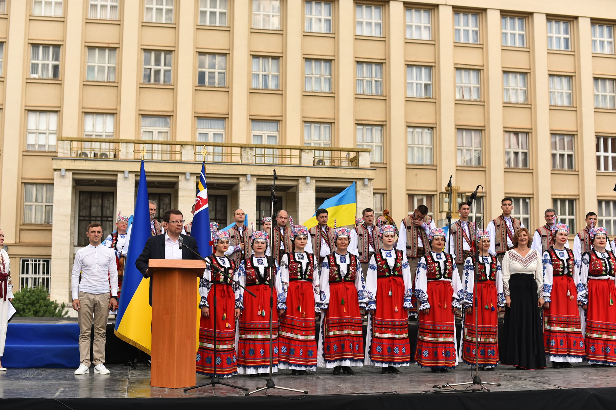 Закарпатський народний хор завершив ювілейний концертний сезон на позитивній ноті (ФОТО)