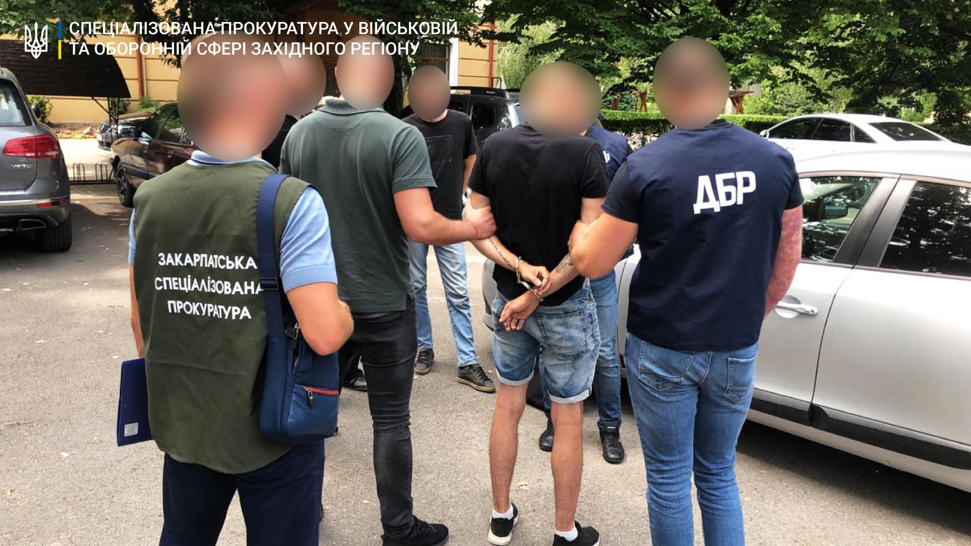 На Закарпатті затримали прикордонника, що за хабар у понад 2,5 тис доларів погодився сприяти у контрабанді сигарет (ФОТО)