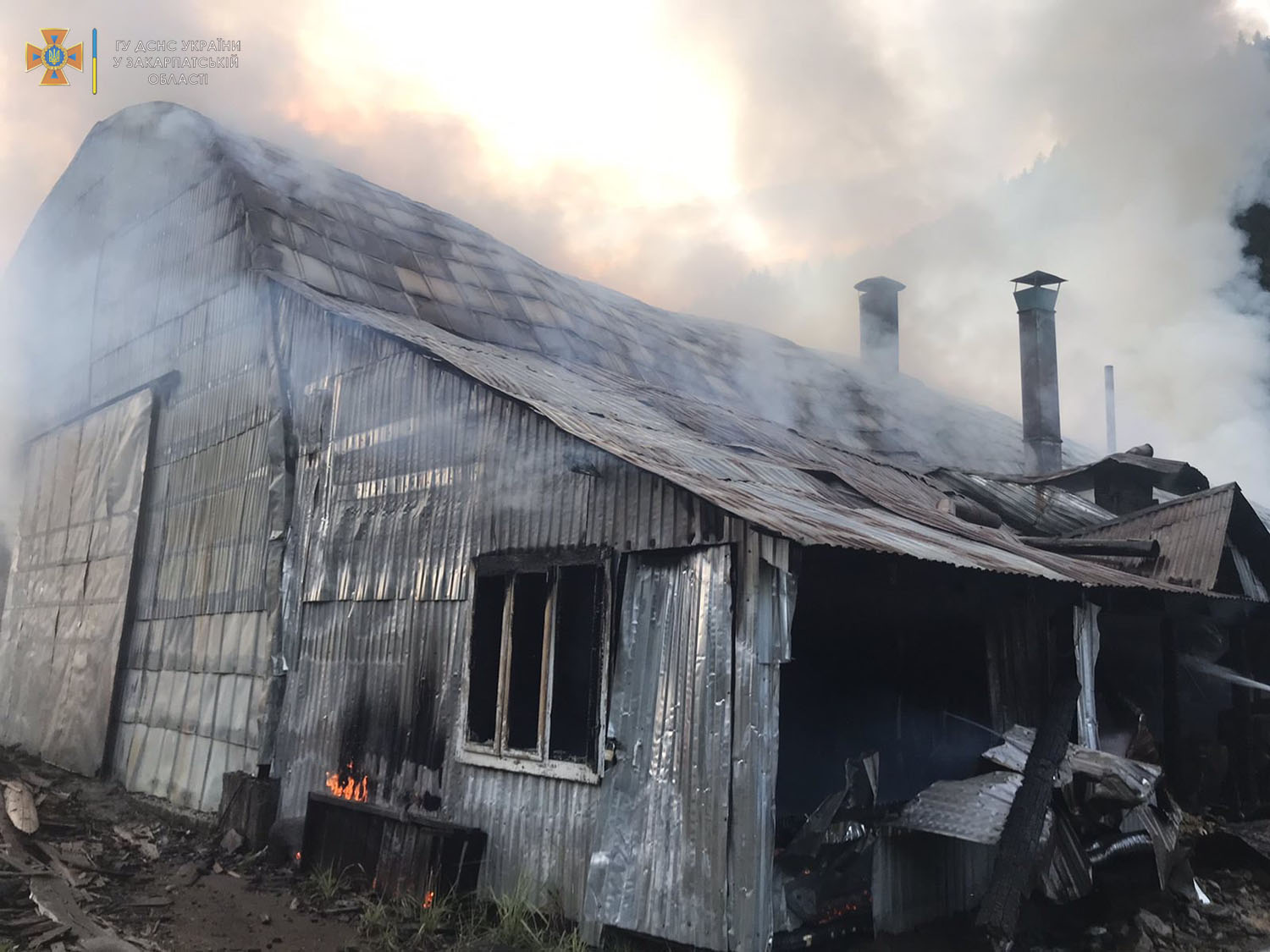 У Міжгір'ї горів ангар деревообробного підприємства (ФОТО)