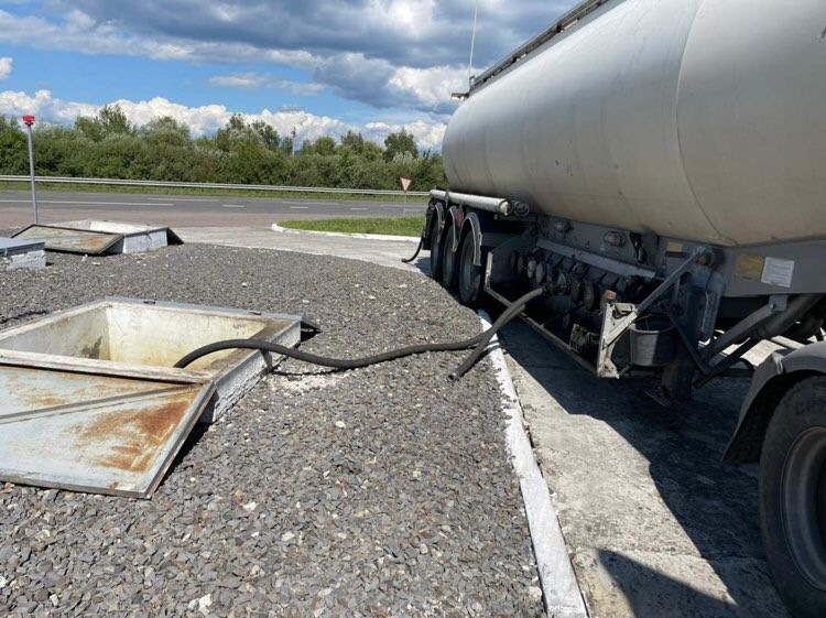 На Мукачівщині вилучили пальне, яке без відповідних документів зливали на одній із АЗС (ФОТО)