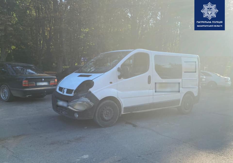 В Ужгороді вже зранку нетверезий водій Renault врізався у припаркований Opel (ФОТО)