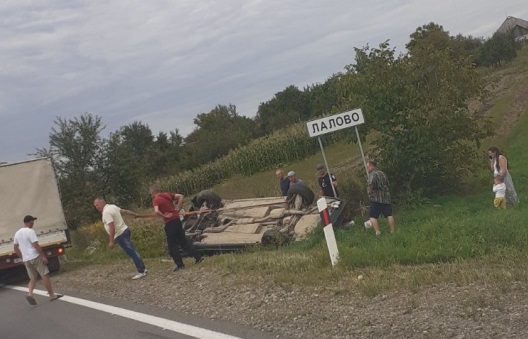 ФОТОФАКТ. На Мукачівщині авто злетіло з дороги та перекинулося