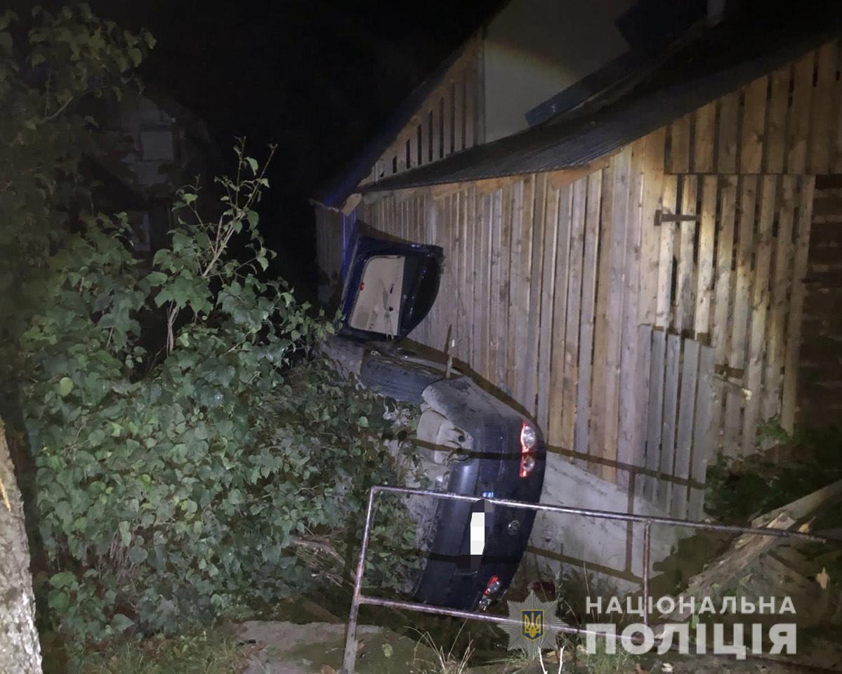 На Тячівщині водій VW наїхав на дитину та в’їхав у господарську будівлю: дівчинка та ще двоє постраждалих – у лікарні (ФОТО)