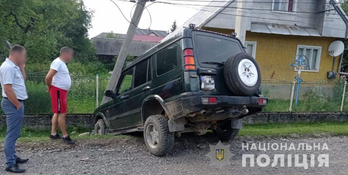 У Колочаві підліток, катаючись селом на позашляховику, поки батьків не було вдома, збив жінку (ФОТО)