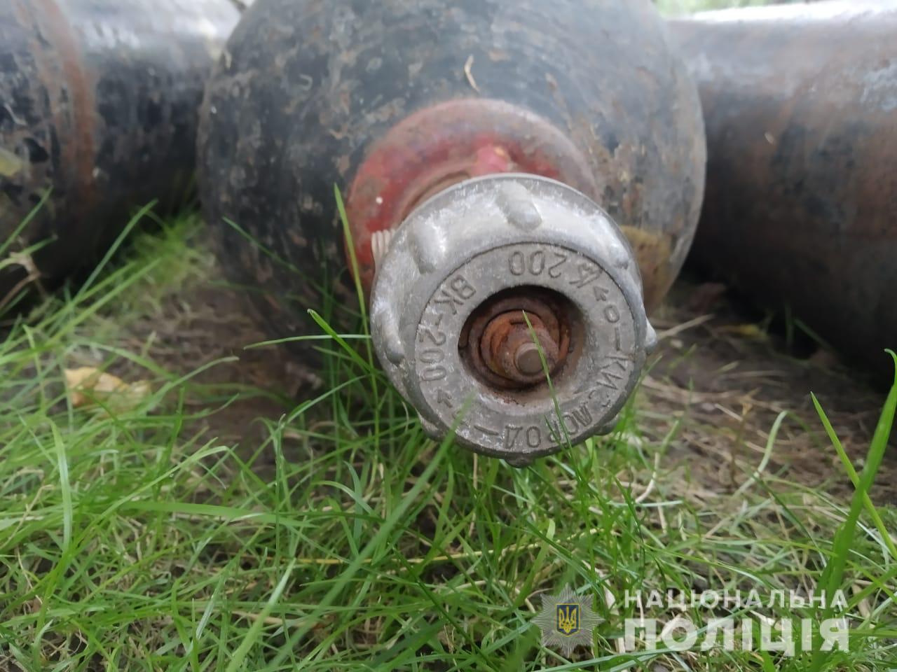 На Рахівщині чоловік виніс із закинутого підприємства балони для кисню, зварювальний апарат та металеві вироби (ФОТО)
