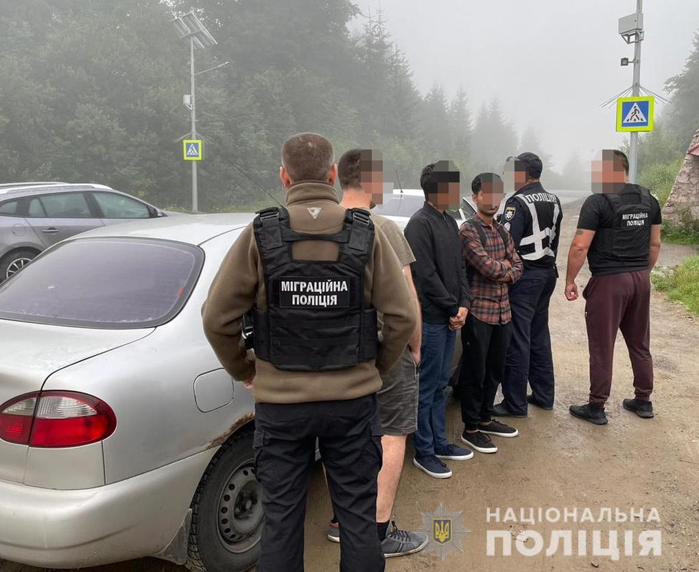 На Закарпатті виявили двох пакистанців без документів і ще чотирьох нелегалів із Узбекистану (ФОТО)