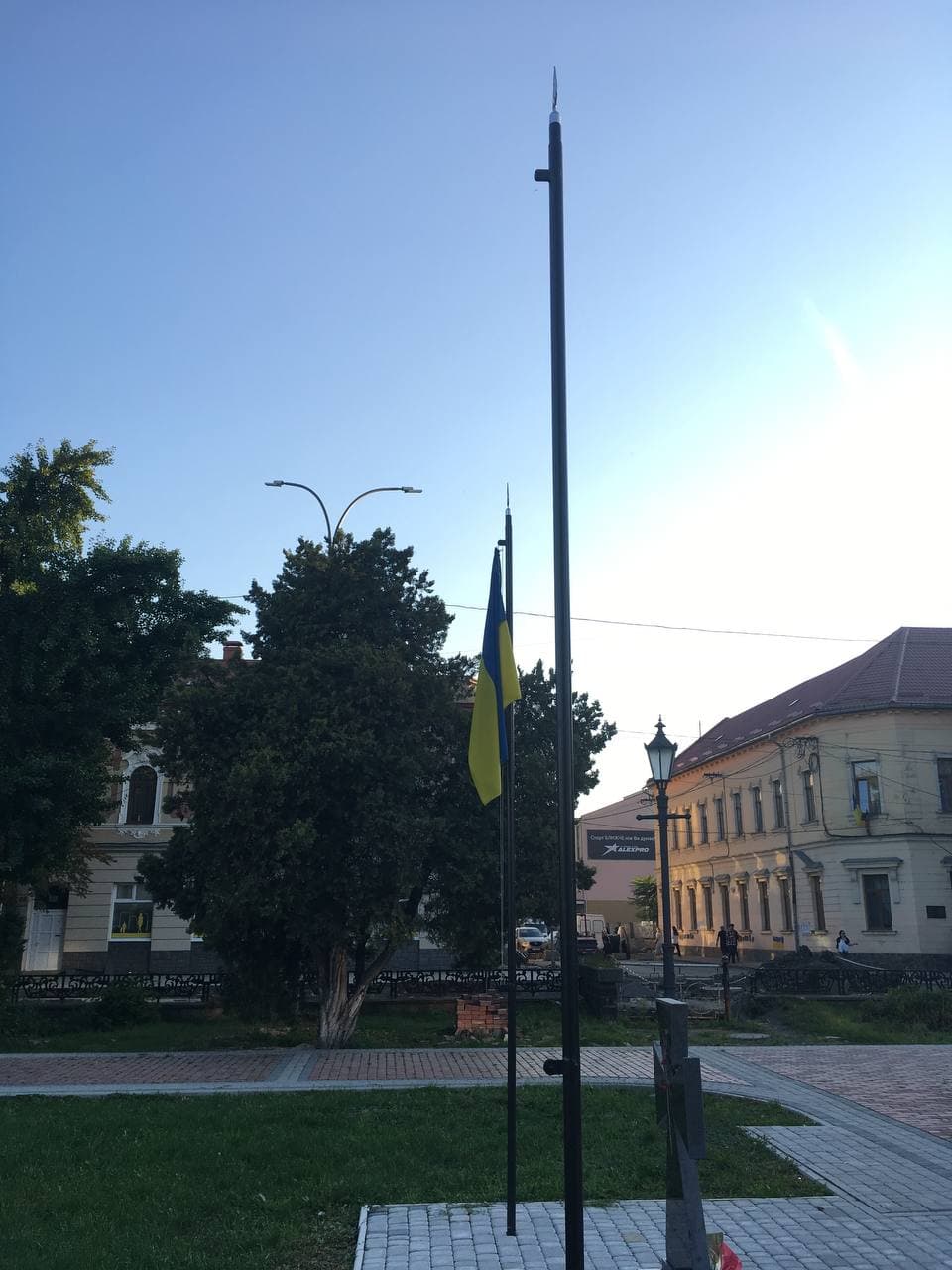 В Ужгороді біля пам’ятного знаку борцям за Волю України зірвали червоно-чорний стяг (ФОТО)