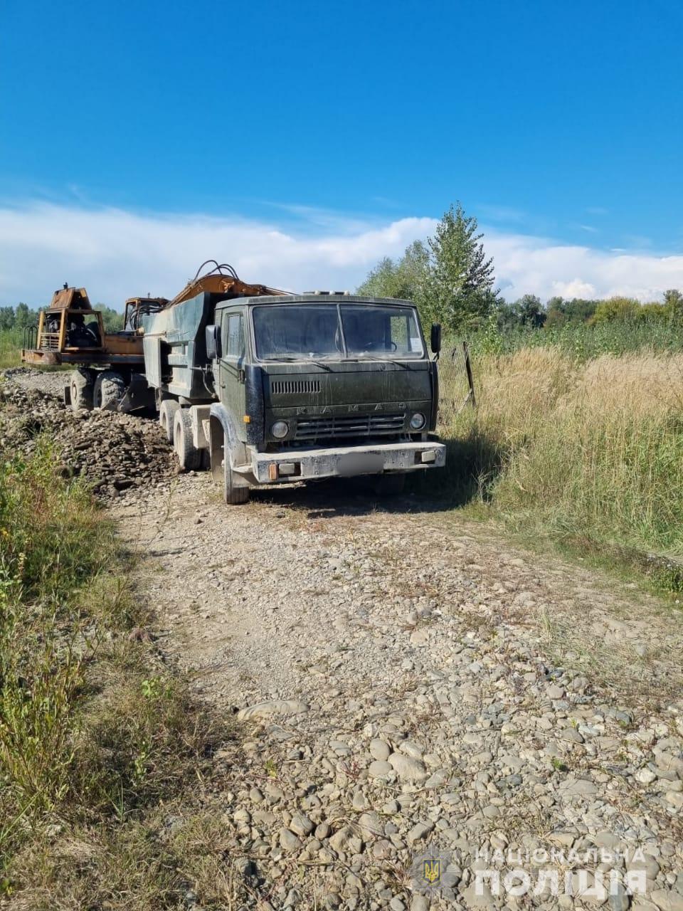 На Тячівщині зупинили незаконний видобуток піщано-гравійної суміші з Тиси (ФОТО)