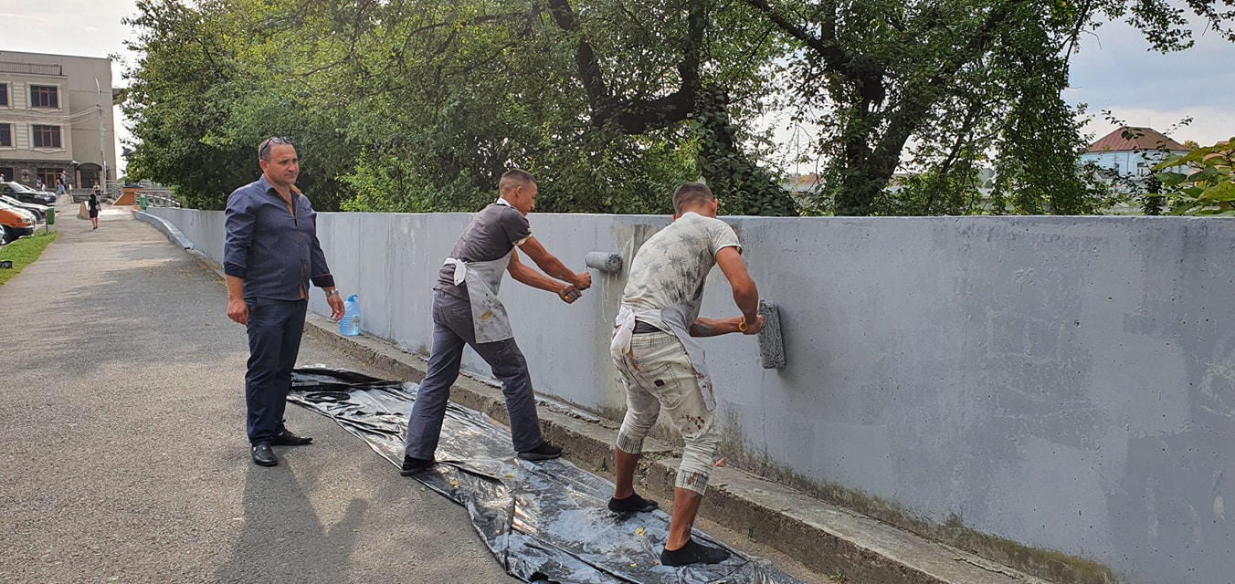 У Мукачеві створюють новий мурал на набережній (ФОТО)