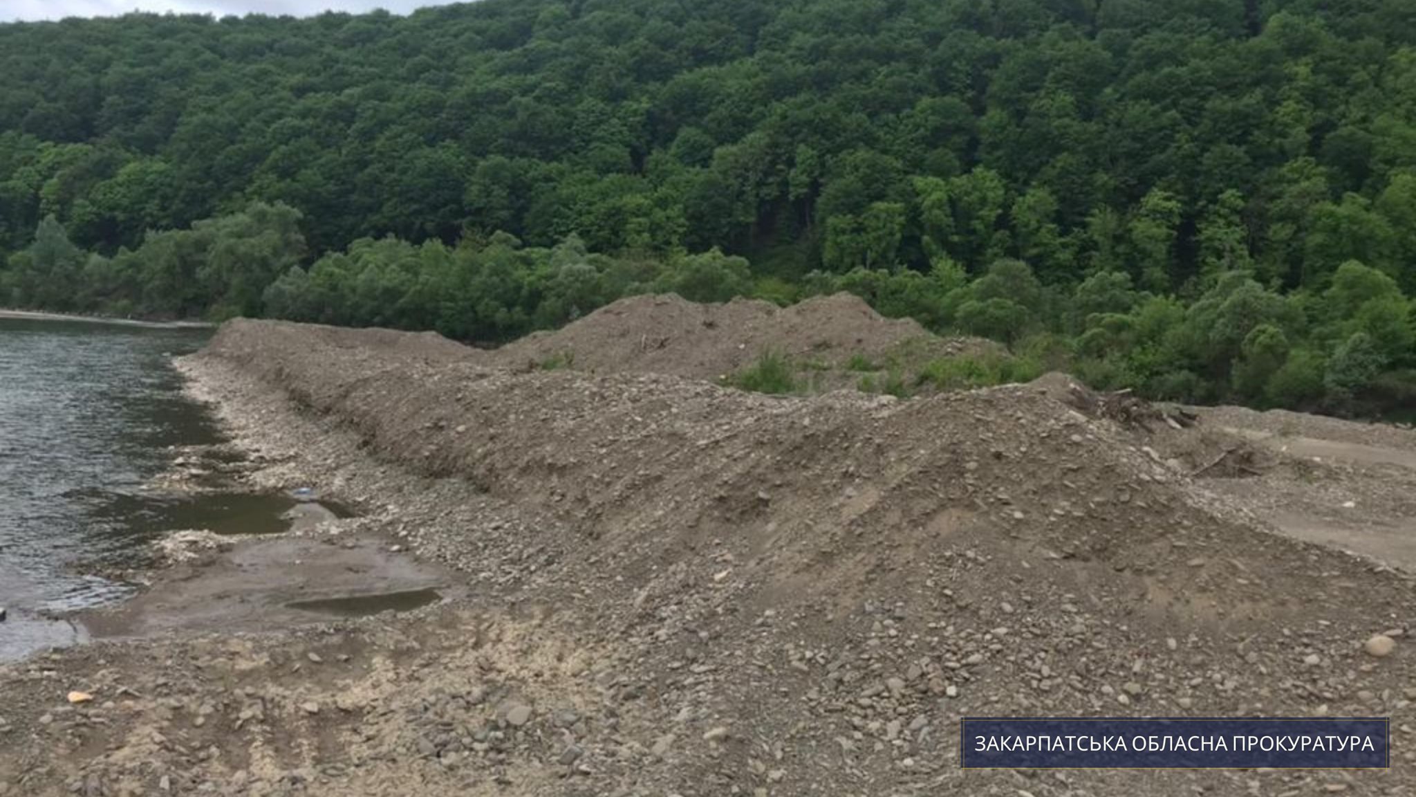 На Закарпатті керівника одного з управлінь водгоспу та підприємців підозрюють в незаконному видобутку гравію (ФОТО)