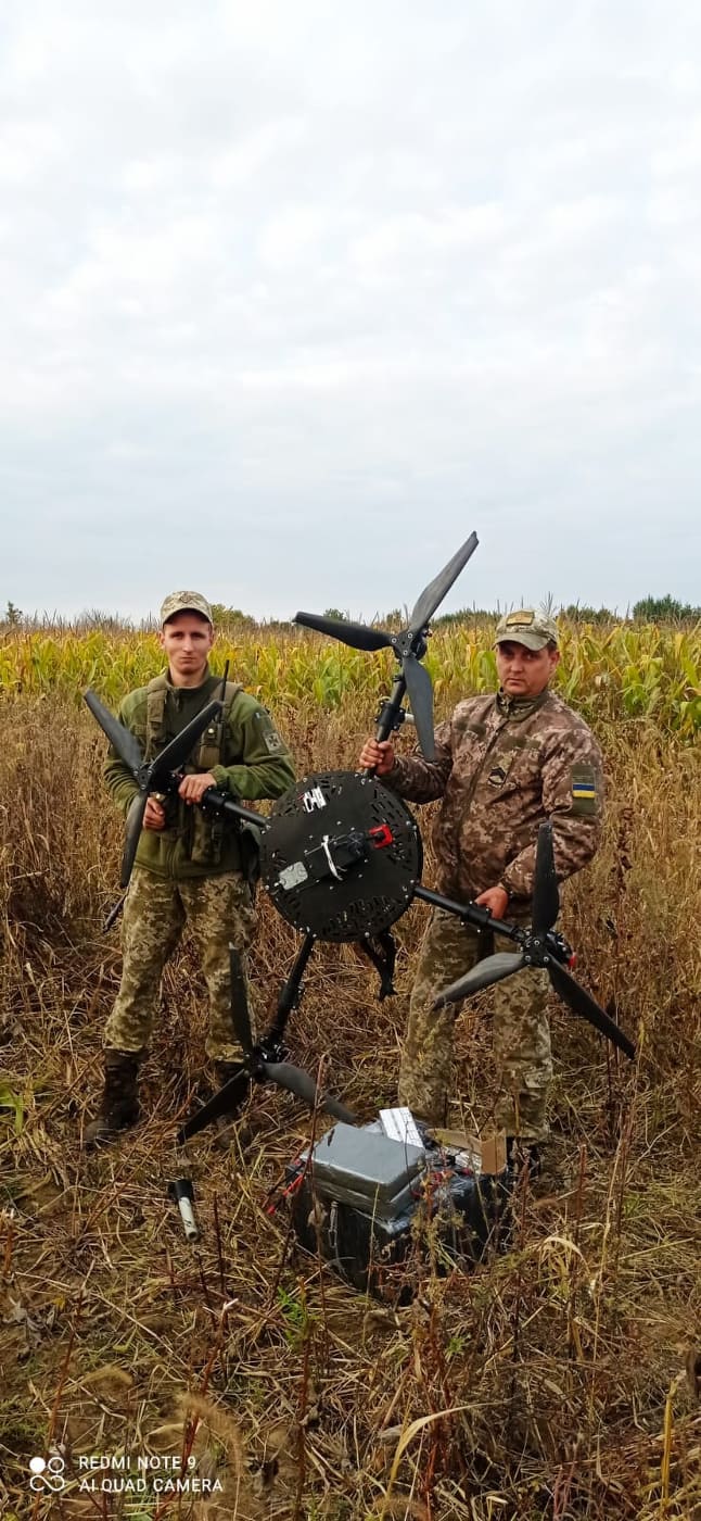 На Закарпатті за 200 м від кордону у чагарниках виявили квадрокоптер із пакунком сигарет (ФОТО)