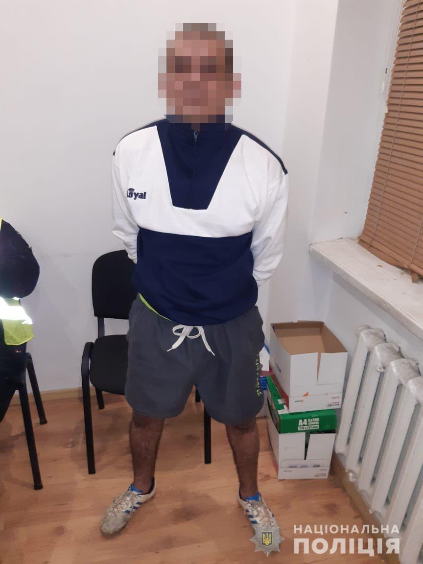 В Іршаві нападник із психічними розладами порізав чоловіку вночі у парку ножем щоку й шию (ФОТО)