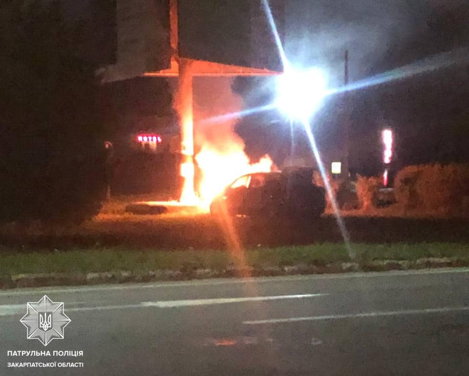 Біля Мукачева "п'яне" авто врізалося в опору білборда і загорілося (ФОТО)
