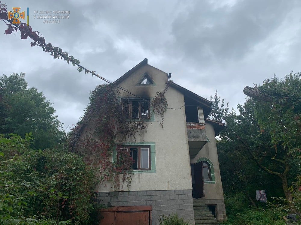 У Верхньому Коропці на Мукачівщині в пожежі загинула жінка (ФОТО)