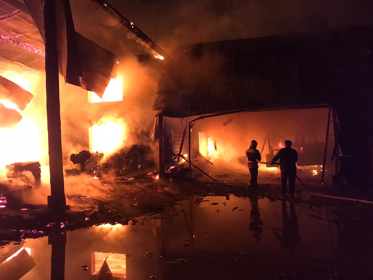 У Дубовому на Тячівщині згоріли деревообробний цех та корівник, загинув охоронець (ФОТО)