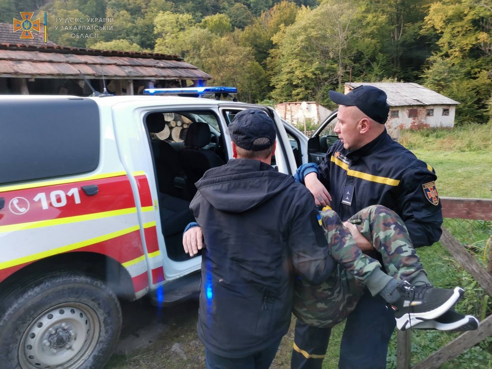 На Закарпатті медиків "швидкої", що не могли дістатися до хворого, доправляли рятувальники (ФОТО)