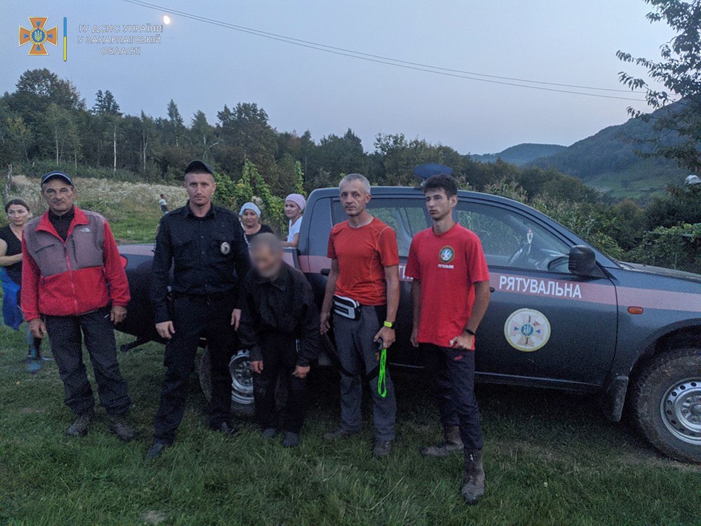 На Хустщині відшукали 70-річного чоловіка, котрий майже тиждень як пішов по гриби та не повернувся (ФОТО)