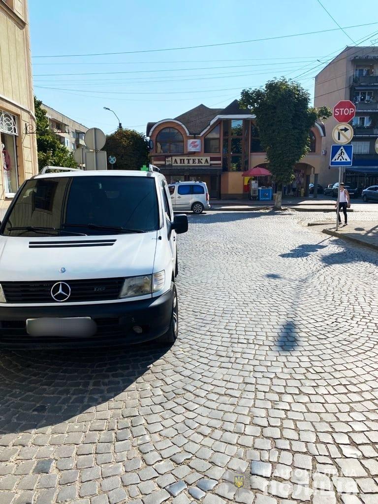 У Виноградові водій мікроавтобуса на переході наїхав на 12-річного хлопчика на велосипеді (ФОТО, ВІДЕО)
