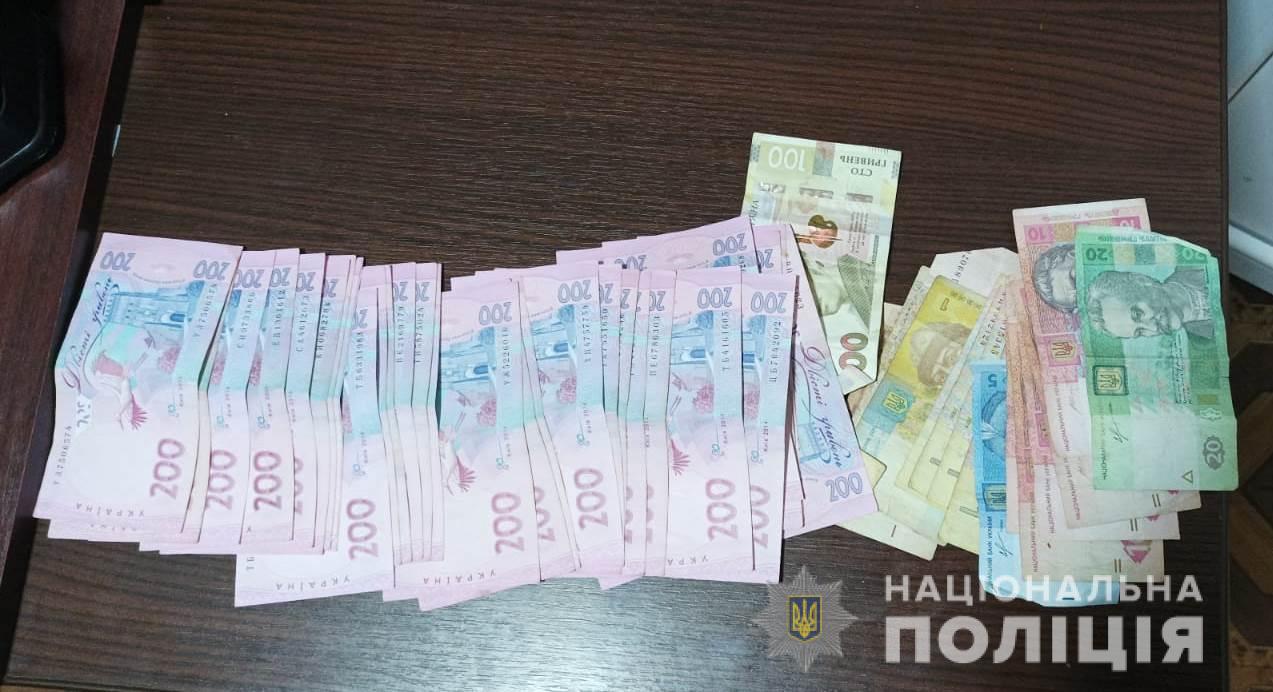 У Рахові чоловік напідпитку вдарив перехожого й відібрав у нього 6200 грн (ФОТО)