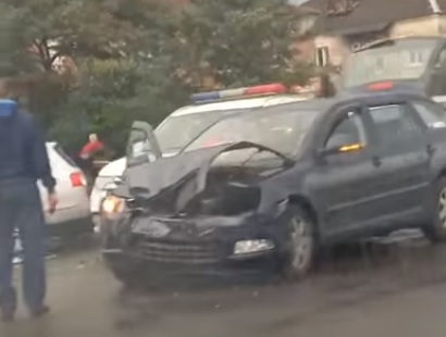 У Мукачеві авто зіткнулося з підводою (ВІДЕО)