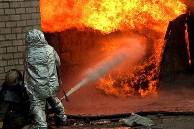 На Хустщині разом із гаражем згоріли мотоцикл, мотоблок та авто