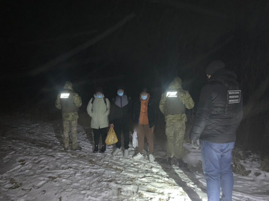 Поблизу кордону на Закарпатті затримали трьох нелегалів із Непалу (ФОТО)