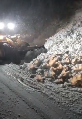 Снігові лавини вночі зійшли на автодорогу у Рахівському районі (ВІДЕО)