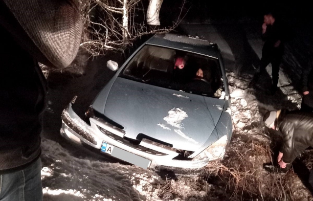 ФОТОФАКТ. У Великих Лучках на Мукачівщині авто опинилося у кюветі